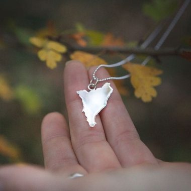 Colgante earth siluet