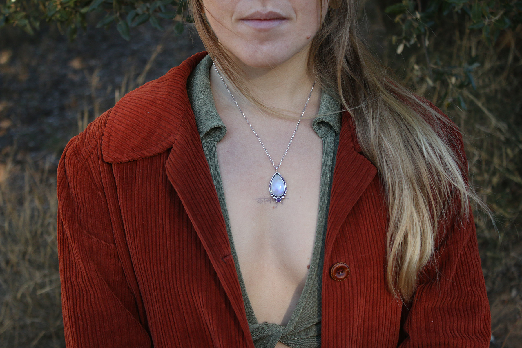 Los mejores outfits para complementar con joyería artesanal